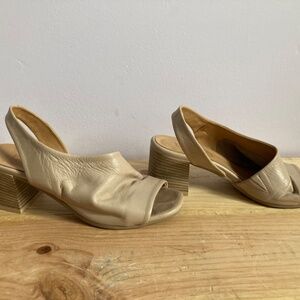 Bueno Everly Open Toe Wedge Sandals Shoes 37 7 Beige Leather Boho Lagenlook